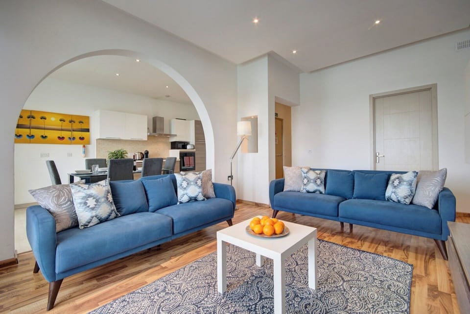 Apartment (4 Bedrooms) | Living room | TV