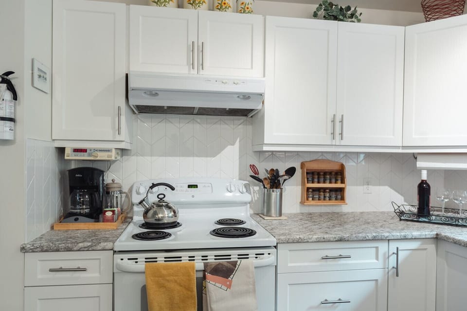 [Kitchen] Culinary delights await: Discover a well-equipped kitchen with all the essentials to create delicious meals during your stay, complete with and a tantalizing array of spices.