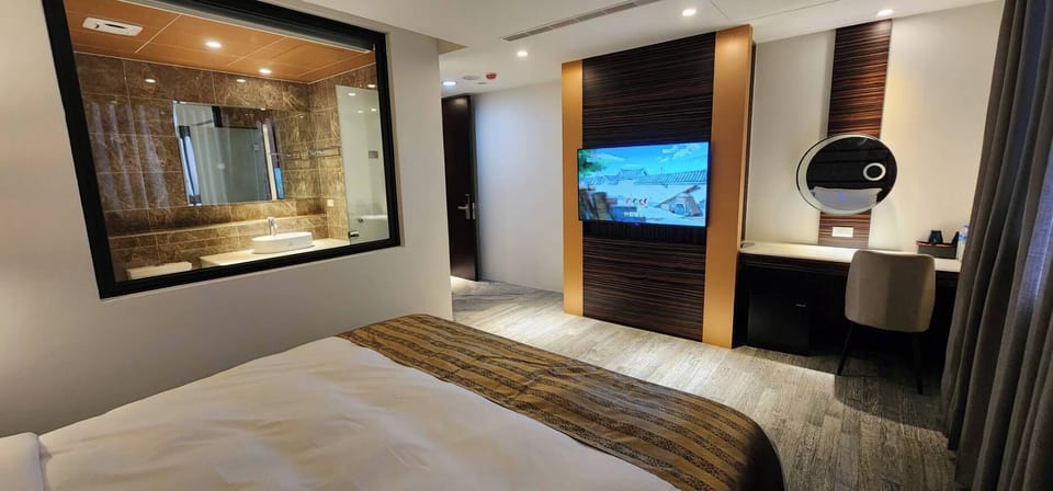 Elegant Double Room - bathtub | Desk, laptop workspace, free WiFi