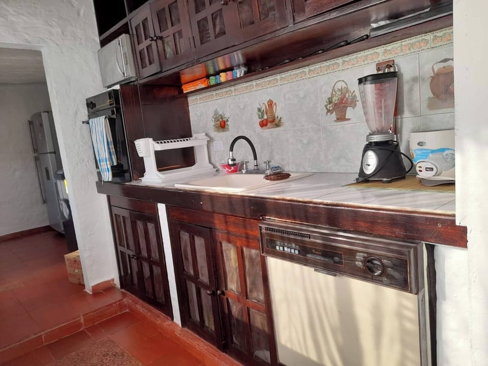 House, 4 Bedrooms, Private Pool, Garden View | Private kitchen