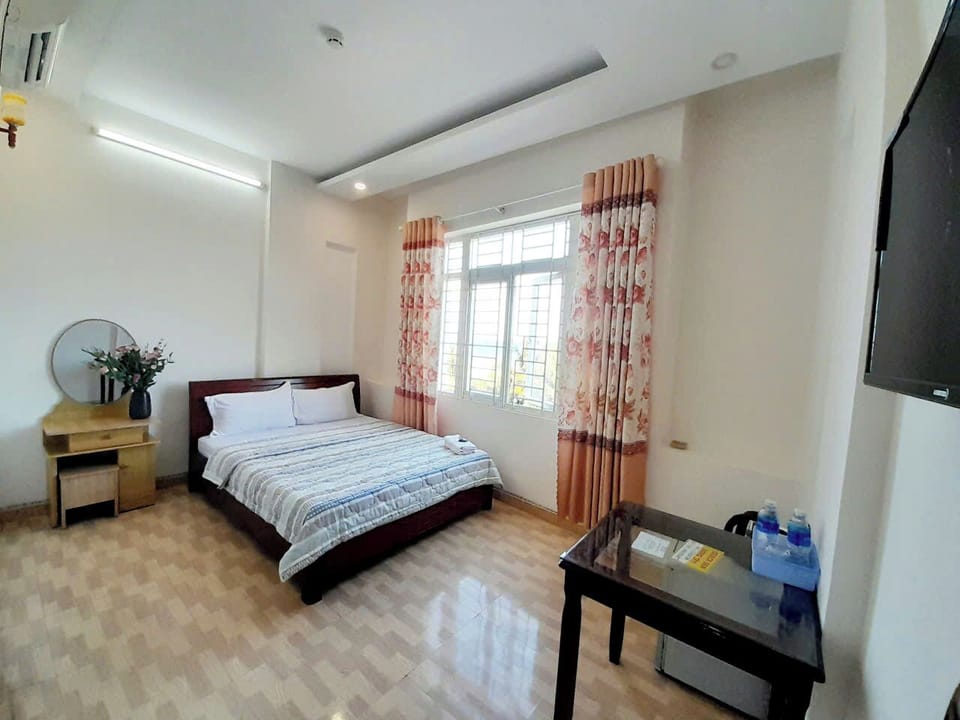 Desk, laptop workspace, WiFi (free)