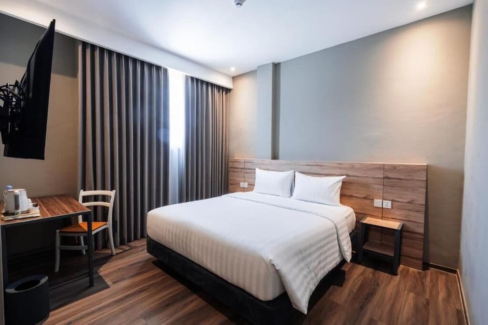 Deluxe Double Room, City View | Desk, laptop workspace, soundproofing, iron/ironing board (on request)