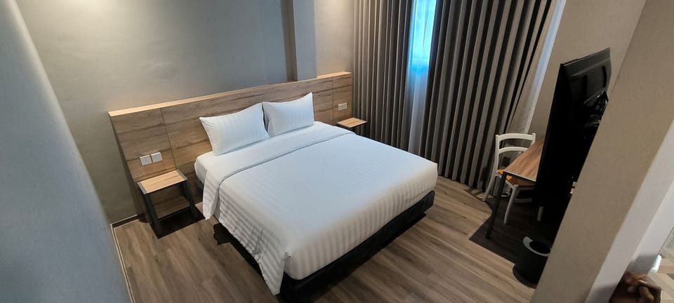 Deluxe Double Room, City View | Desk, laptop workspace, soundproofing, iron/ironing board (on request)