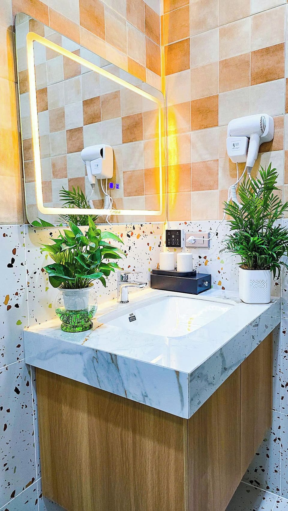 Deluxe Double Room | Bathroom | Free toiletries, hair dryer, towels, soap