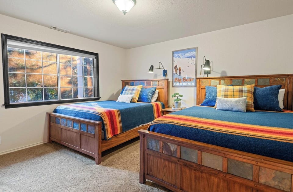 Private hot tub, Gorgeous views, Just minutes from the ski resorts & Lake House in Big Bear