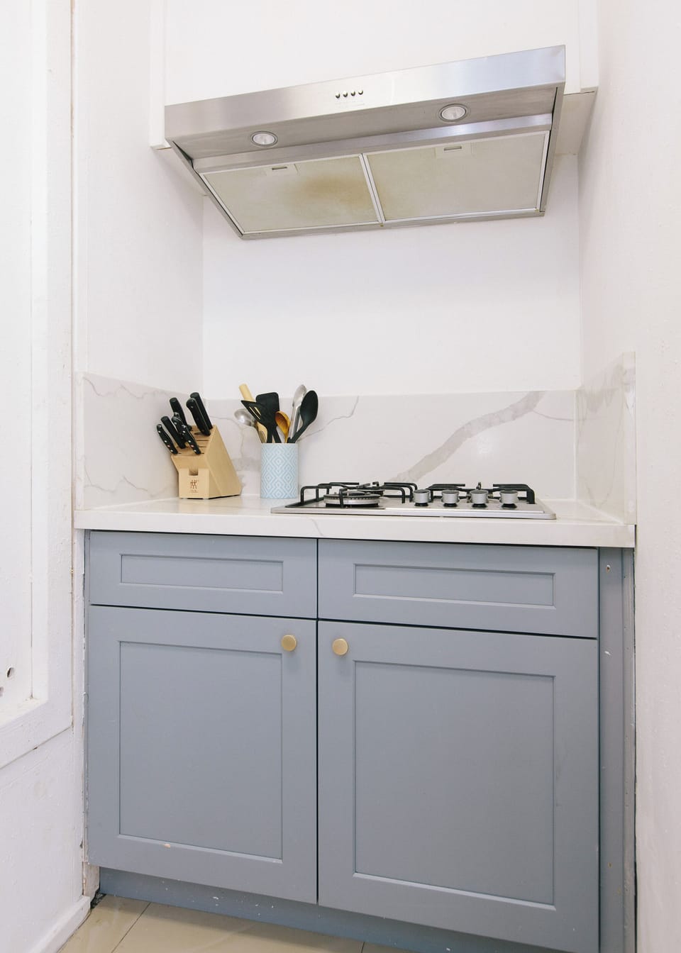 Full kitchen with 4-burner stove and range hood
