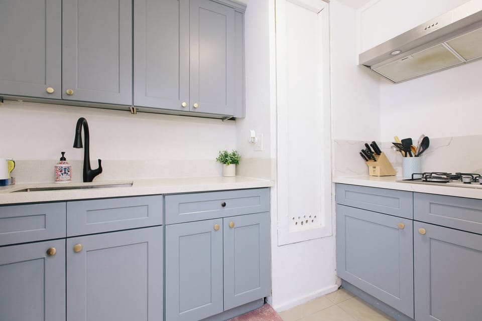 Full kitchen with 4-burner stove and range hood

