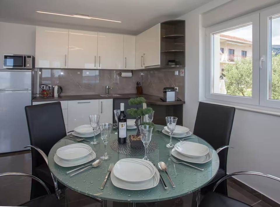 House (Seven bedroom Villa with the pool) | Dining room