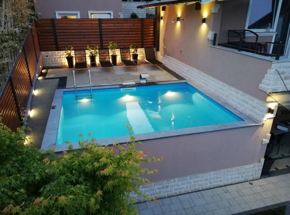 House (Four bedroom Villa with Hot Tub) | Outdoor pool