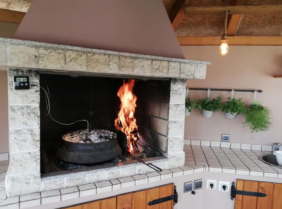 House (Four bedroom Villa with Hot Tub) | BBQ/picnic area