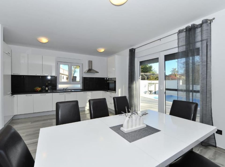 House (Two bedroom Villa with pool) | Dining room