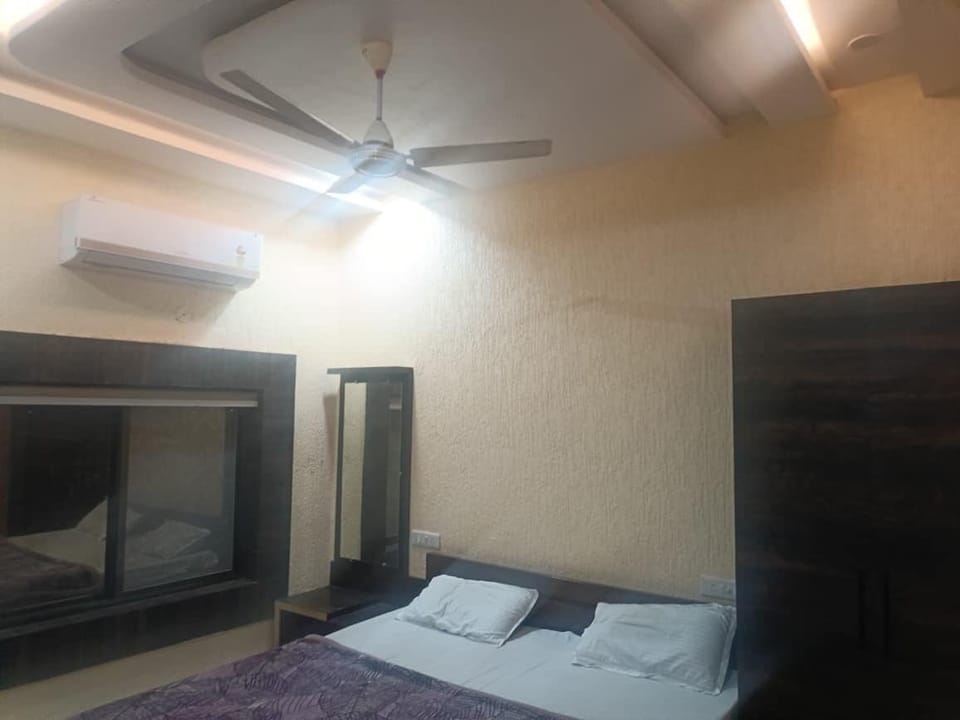 Luxury Room | Rollaway beds (surcharge), WiFi (free), bed sheets
