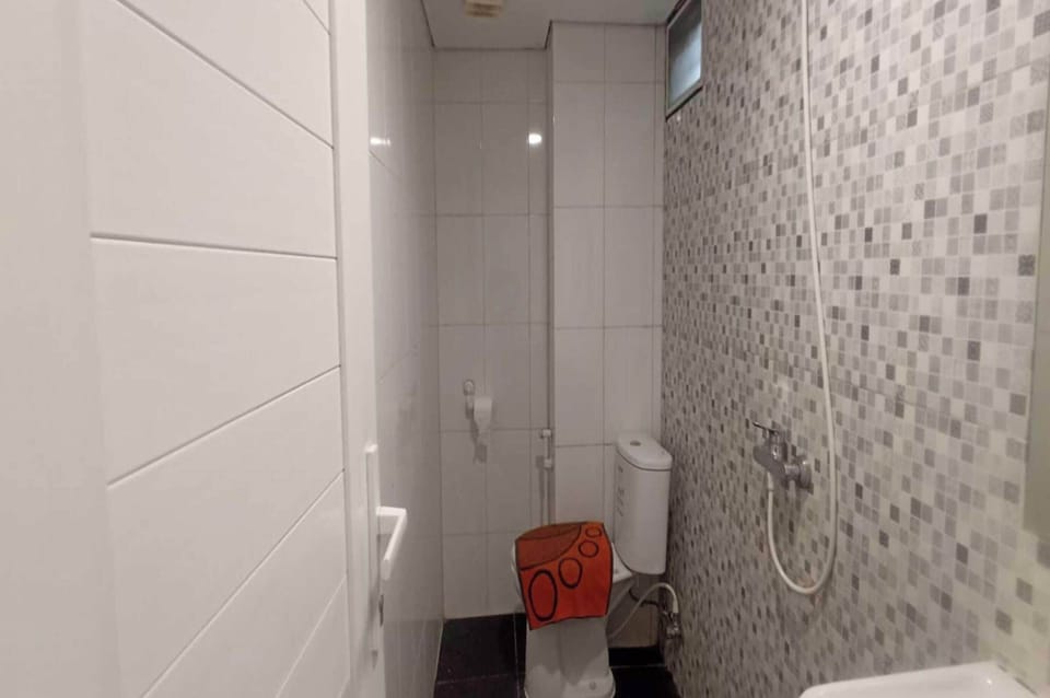 Deluxe Twin Room | Bathroom | Shower, towels, soap, toilet paper