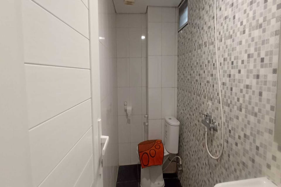 Deluxe Twin Room | Bathroom | Shower, towels, soap, toilet paper