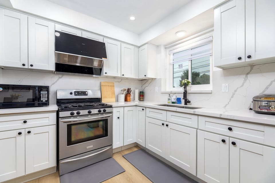 Unleash your inner chef skills in this full kitchen area!
