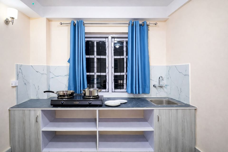 Basic Apartment | Private kitchen | Dining tables