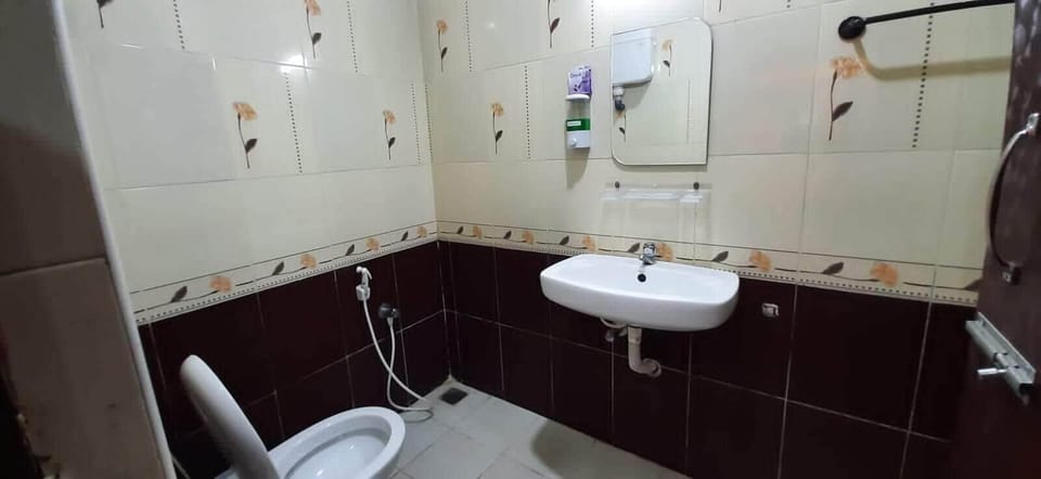 Deluxe Quadruple Room | Bathroom | Shower, rainfall showerhead, towels, soap
