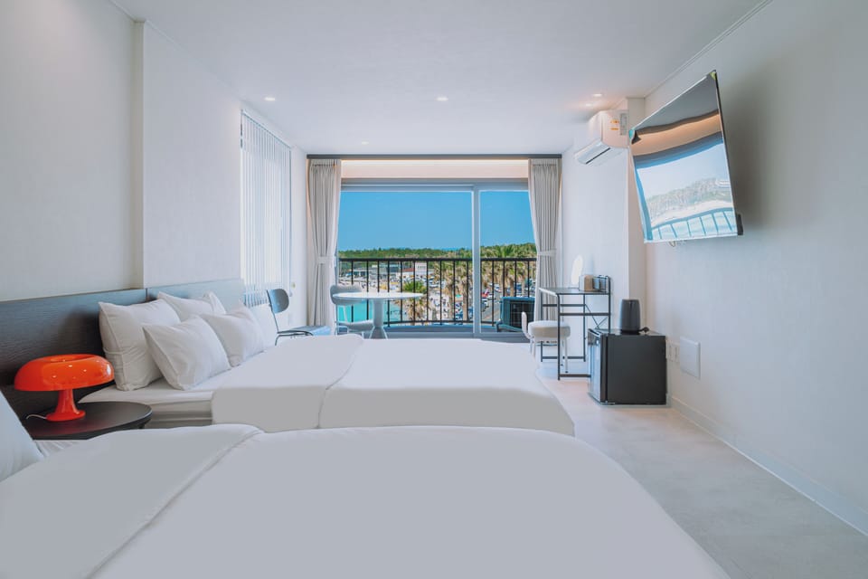 Deluxe Twin Room, Balcony, Beach View | Desk, free WiFi