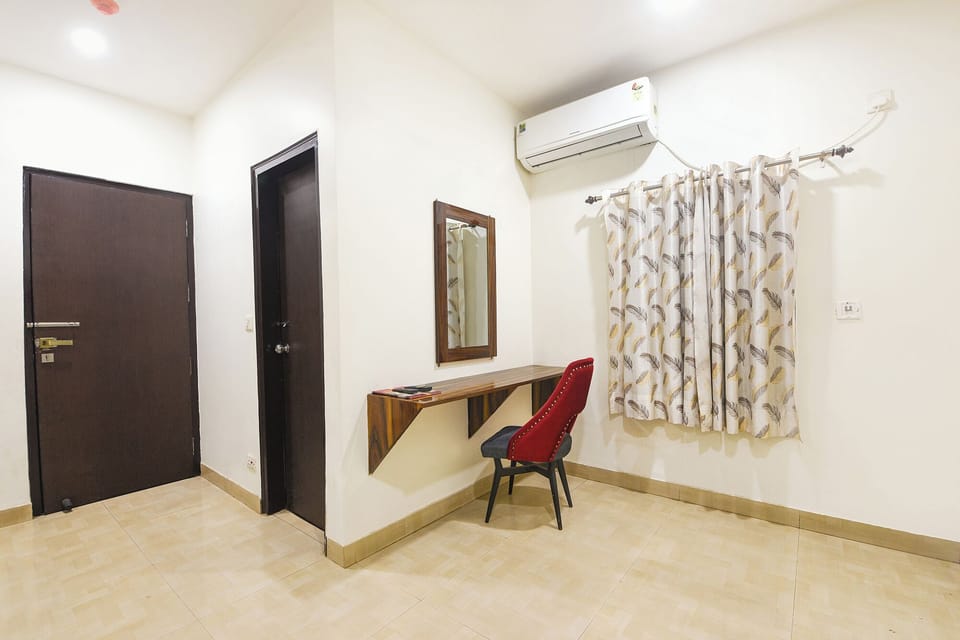 Egyptian cotton sheets, premium bedding, in-room safe, WiFi (free)