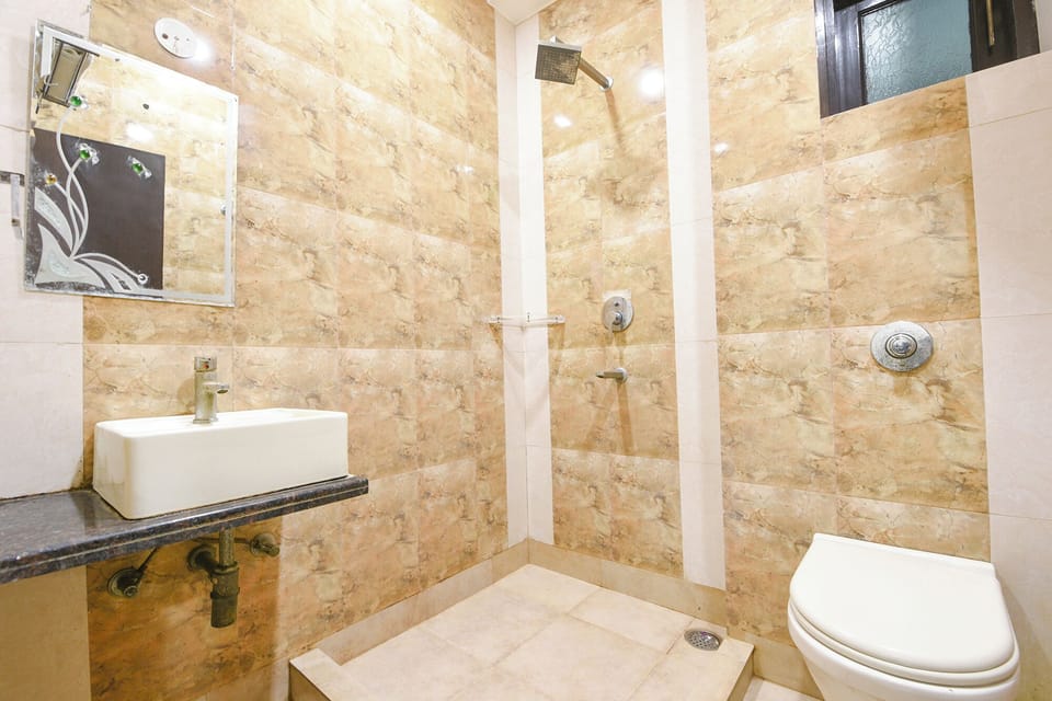 Shower, rainfall showerhead, free toiletries, towels