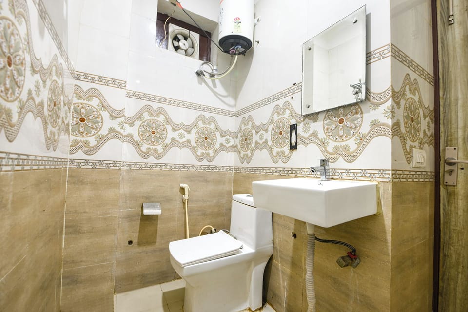 Shower, rainfall showerhead, free toiletries, towels