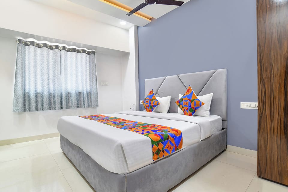 Egyptian cotton sheets, premium bedding, in-room safe, WiFi (free)