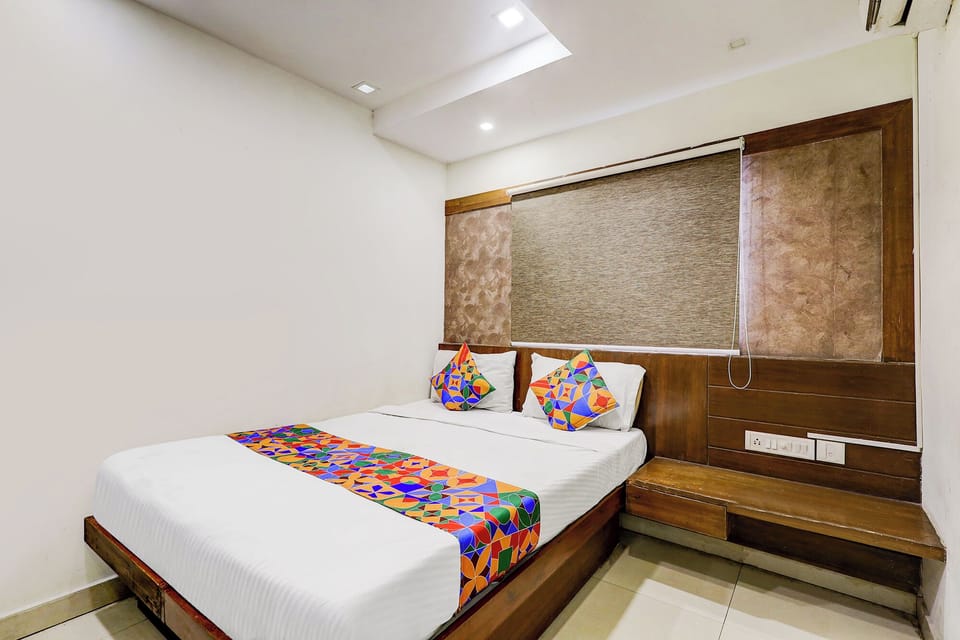 Luxury Suite | Egyptian cotton sheets, premium bedding, in-room safe, free WiFi