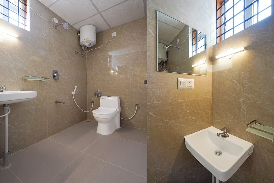 Shower, rainfall showerhead, free toiletries, towels