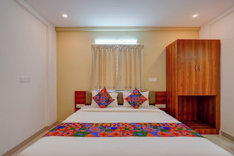 Egyptian cotton sheets, premium bedding, in-room safe, desk