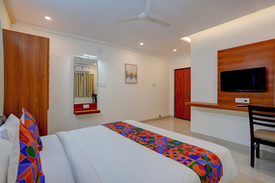 Egyptian cotton sheets, premium bedding, in-room safe, desk
