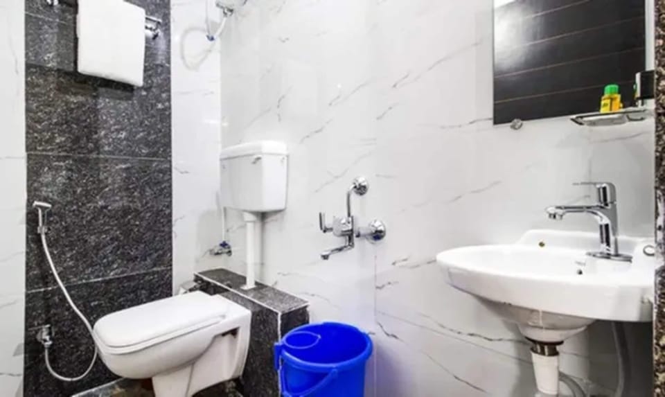 Shower, rainfall showerhead, free toiletries, towels