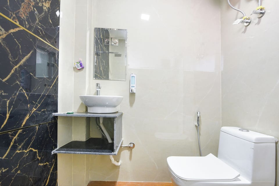 Shower, rainfall showerhead, free toiletries, towels