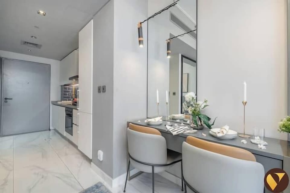Luxury Studio, Balcony, City View | In-room dining
