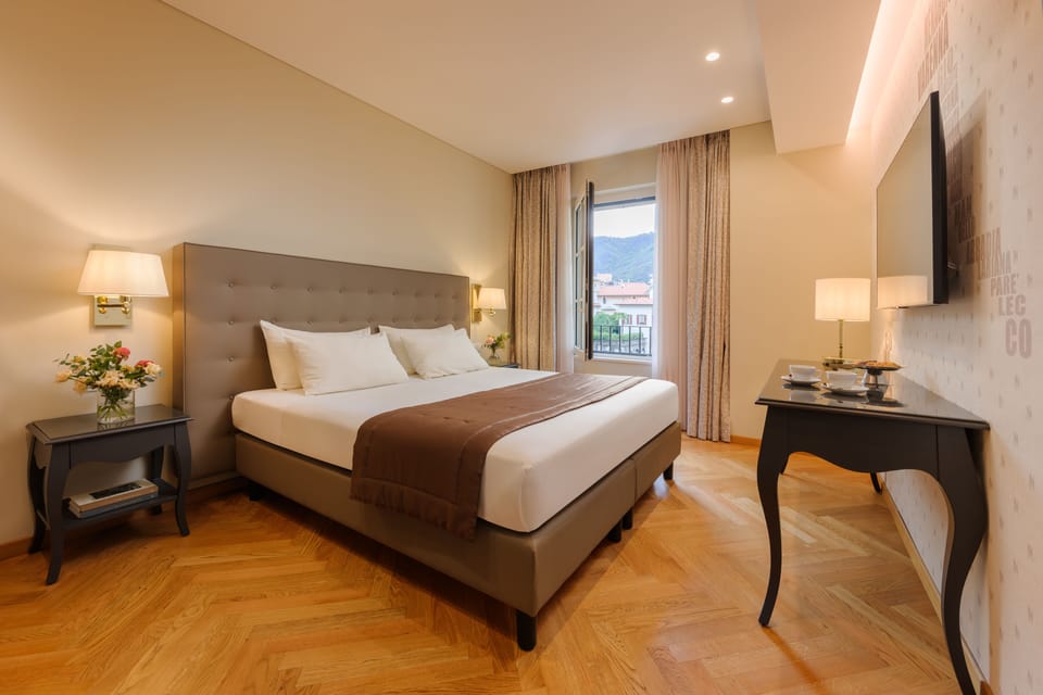 Premium bedding, down comforters, minibar, in-room safe