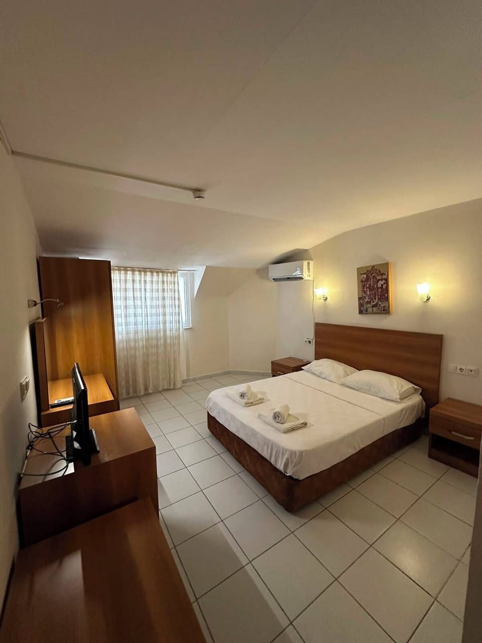 Economy Double Room, City View | Minibar, bed sheets