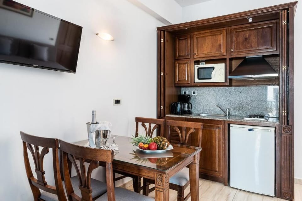 Standard Apartment, Balcony, Partial Sea View | Dining