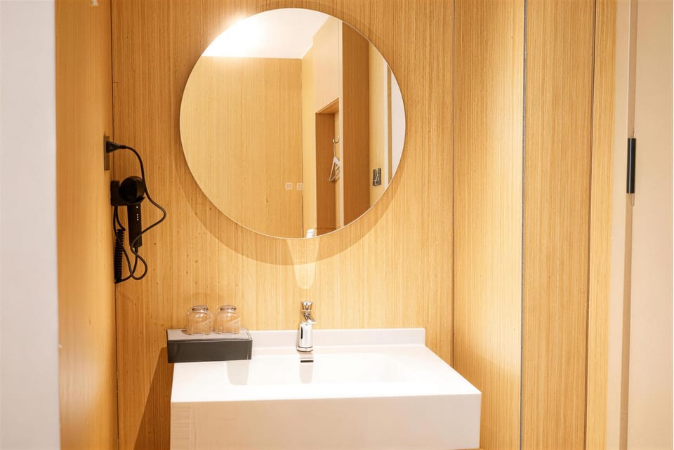Business Twin Room, Balcony | Bathroom | Slippers