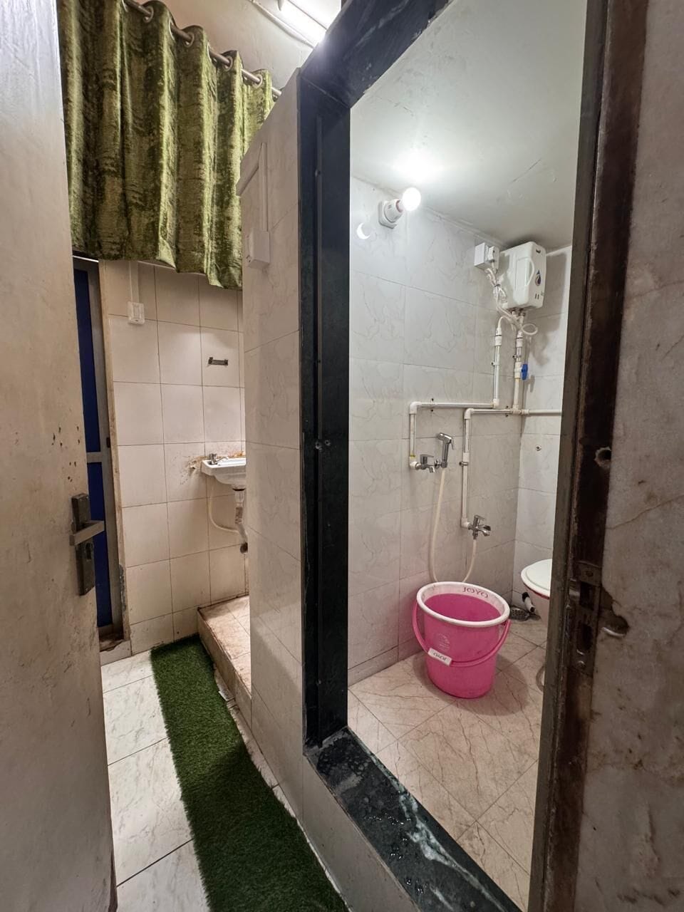 Basic Shared Dormitory | Bathroom | Free toiletries, slippers, towels, soap