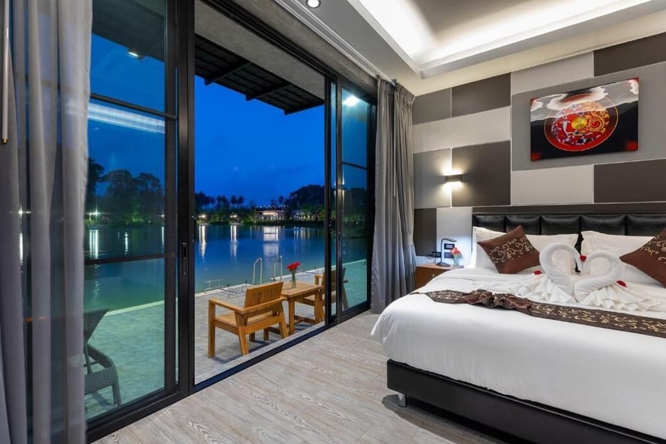 Superior Double Room, Lake View | In-room safe, desk, iron/ironing board (on request), WiFi (free)