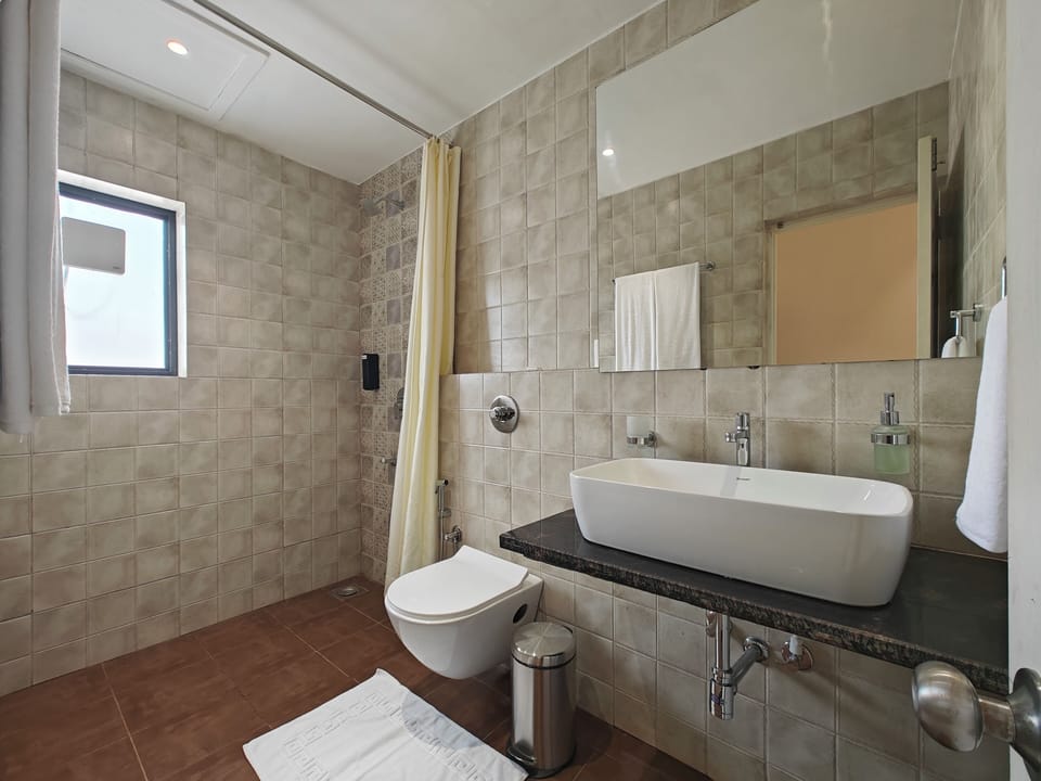 Family Room | Bathroom | Separate tub and shower, towels