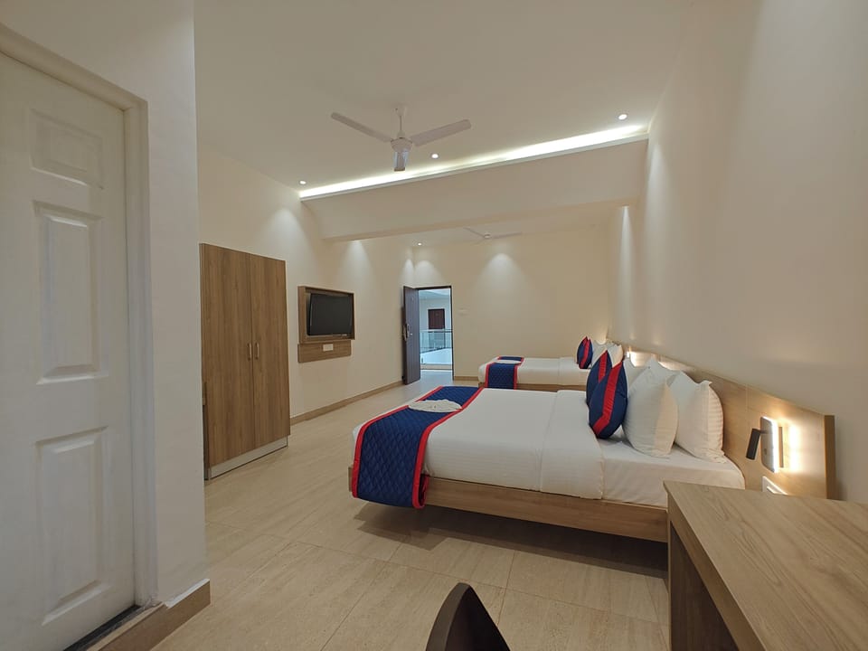 Family Room | Desk, free WiFi