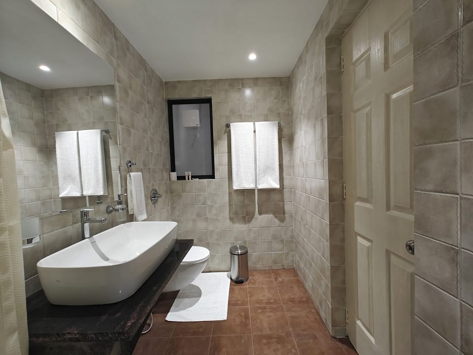 Family Room | Bathroom | Separate tub and shower, towels