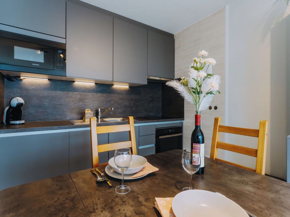 Countertop, Kitchen, Furniture, Interior Design, Kitchen Appliance, Flooring, Major Appliance, Wood, Cabinetry, Ceiling