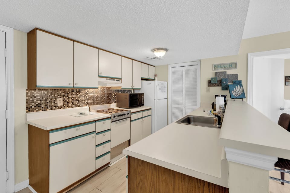 Signature Condo, 2 Bedrooms, Pool View | Private kitchen | Coffee/tea maker, fridge, microwave, oven