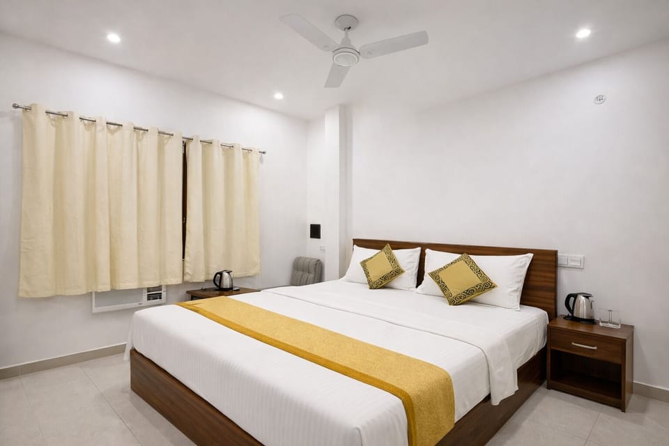 Family Room | Laptop workspace, free WiFi, bed sheets