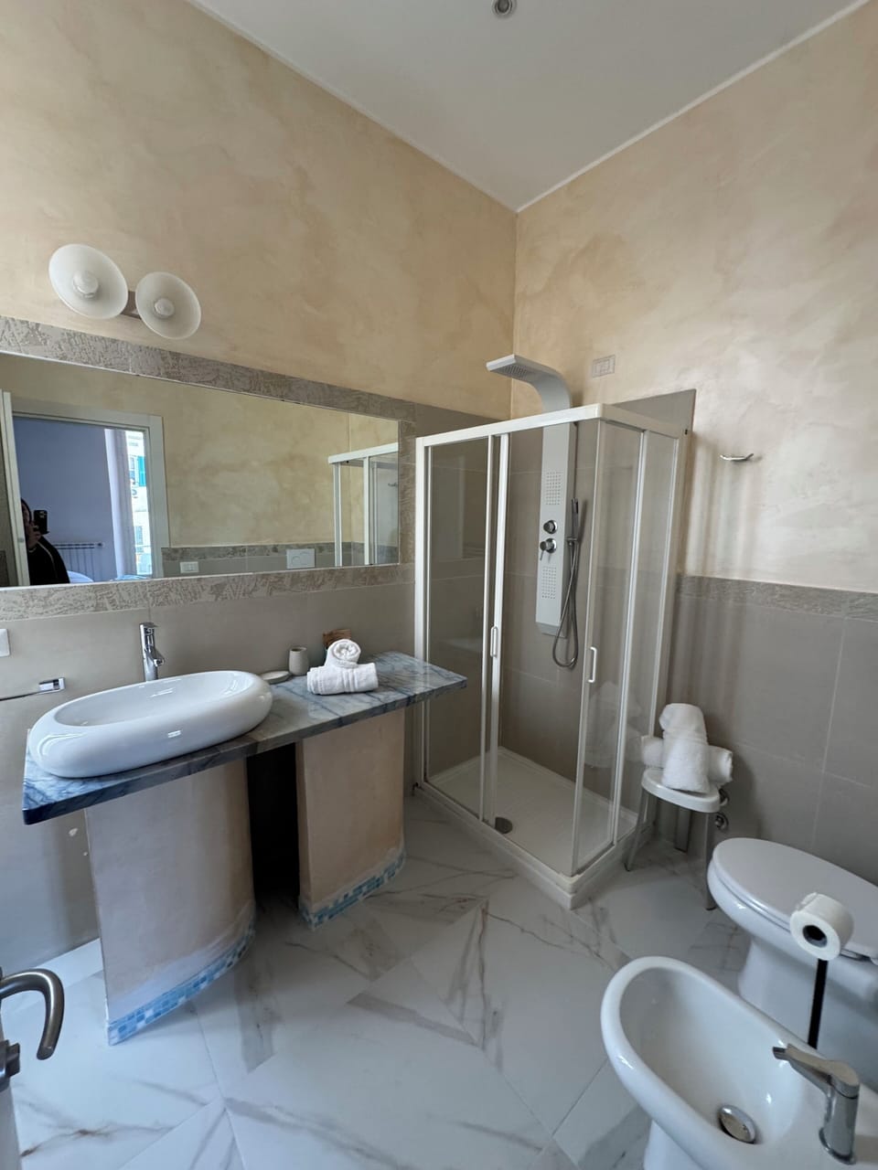 Deluxe Double or Twin Room | Bathroom | Shower, hair dryer, towels, soap