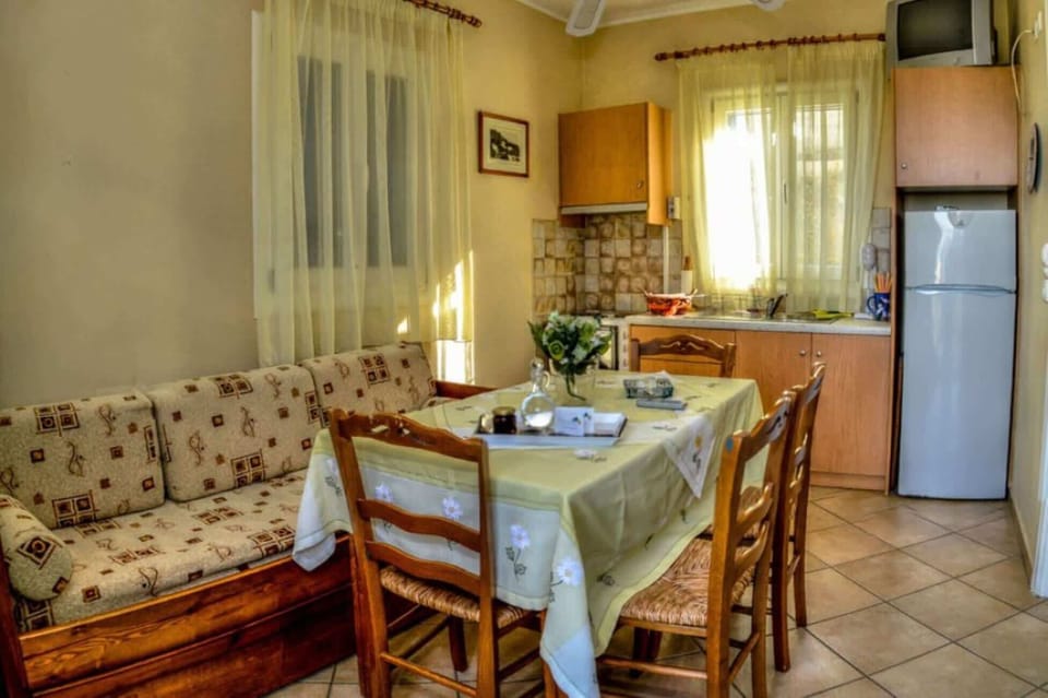 Indoor dining space with table and seating for guests, ideal for breakfast or dinner after a day exploring nearby beaches.