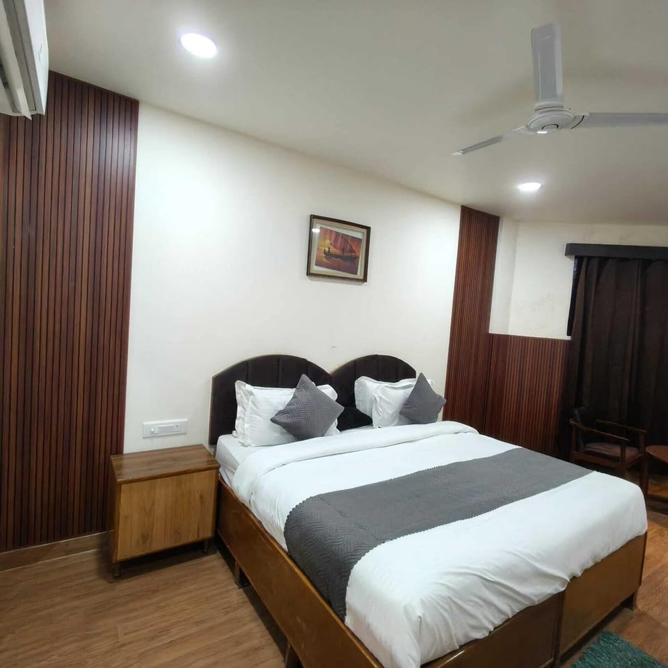 Deluxe Double Room, City View | Desk, free WiFi