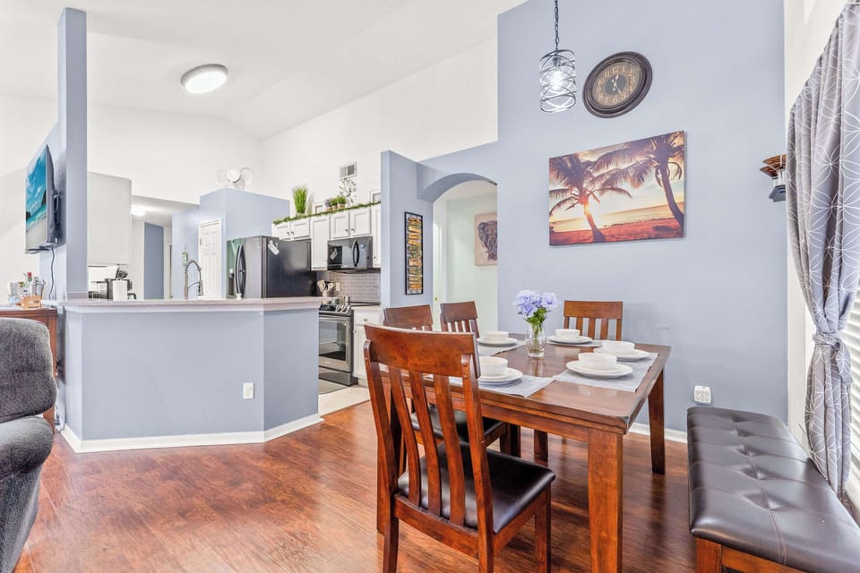 House, Multiple Beds, Pool Access, Pool View (Paradise Near the Parks) | Living area