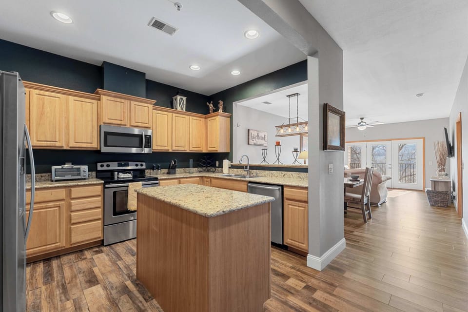 Condo, Multiple Beds, Balcony (The Lakeview Condo) | Private kitchen